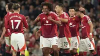Mencetak gol dalam laga debut bersama tim baru di sepak bola Eropa tentu menjadi suatu kebanggaan tersendiri bagi seorang pesepak bola. Seperti di awal musim 2024/2025 ini, 5 pemain baru berikut mampu mencetak gol dalam laga debutnya bersama tim barunya. Siapa saja? Berikut daftar kelimanya. (PA via AP Photo/Martin Rickett)