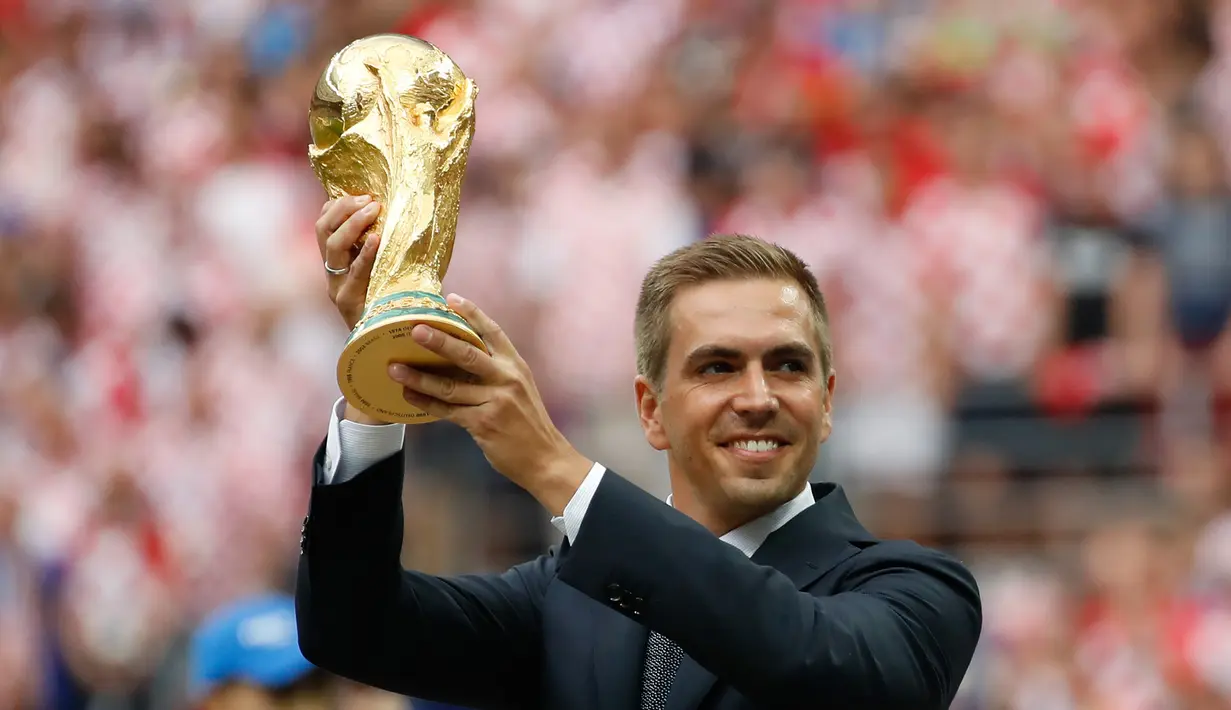 Mantan kapten Jerman Philipp Lahm mempersembahkan trofi Piala Dunia pada penutupan Piala Dunia 2018 Rusia sebelum pertandingan sepak bola final antara Prancis dan Kroasia di Stadion Luzhniki, Moskow (15/7). (AFP Photo / Ganjil Andersen)