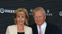 Wolfgang Porsche dan Claudia, istrinya, pada 5 Oktober 2018. (dok. VALERIE MACON / AFP)