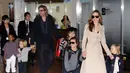 Pemeran Mr & Mrs. Smith saat ini dikabarkan tengah mencari seorang ahli untuk mengatasi trauma yang dialami keenam anaknya, terlebih saat tragedi di pesawat jet pribadi pada tiga bulan silam. (AFP/Bintang.com)