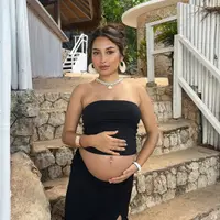 Kali ini, Jennifer Coppen tampil mengenakan atasan kemben hitam yang dipadu rok dengan high slit. [Foto: Instagram/jennifercoppenreal20]