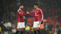 Dua pemain Manchester United (MU), Casemiro dan Bruno Fernandes, merayakan kemenangan yang diraih timnya saat menghadapi Leicester City di babak 16 besar Carabao Cup 2024/2025, Kamis (31/10/2024) dini hari WIB. (AP Photo/Dave Thompson)
