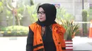 Anggota DPR Komisi VII Eni Maulani Saragih  tiba untuk menjalani pemeriksaan oleh penyidik di gedung KPK, Jakarta, Rabu (15/8). Eni Saragih diperiksa sebagai saksi untuk tersangka Johannes Budisutrisno Kotjo. (Merdeka.com/Dwi Narwoko)