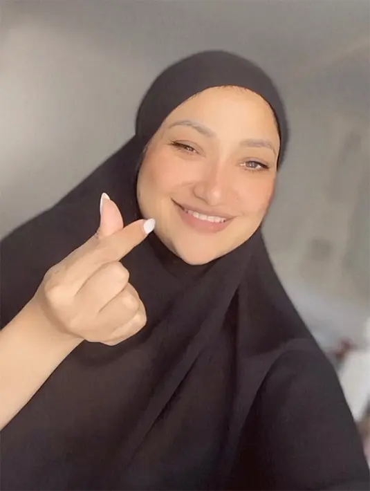 Melalui akun instagramnya, Rahma yang menetap di Los Angeles, California itu membagikan video  dengan penampilan berhijab. [Instagram/raazharita]
