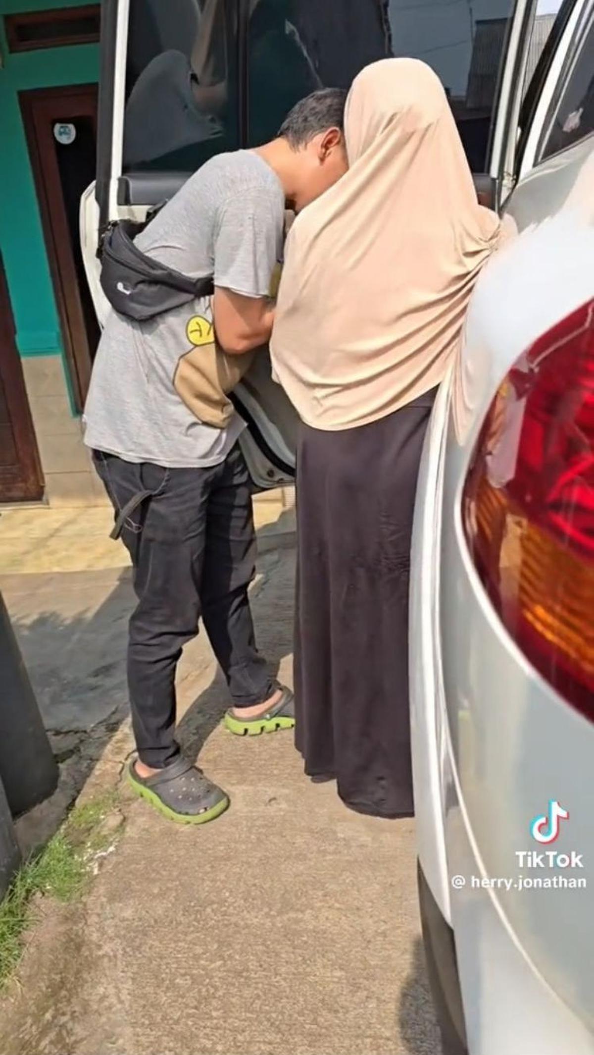 Akhirnya, ARTnya pun sampai di kampung halamannya dan bertemu keluarganya. Dua pria yang diduga keluarganya pun menyalami bos baik hati ini dan menurunkan barang-barang.&nbsp;