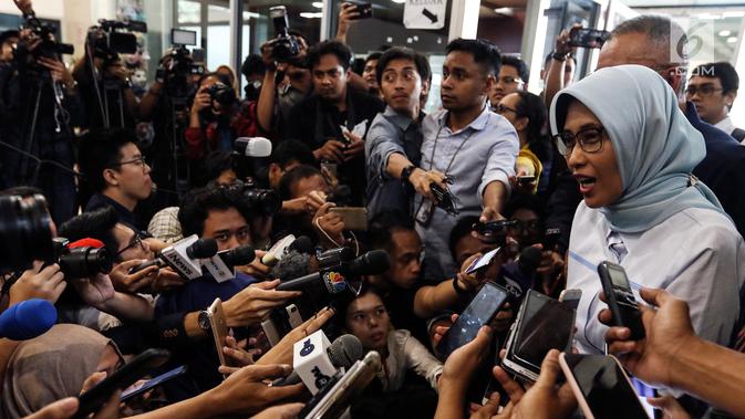 Plt Dirut PLN (Persero) Sripeni Inten Cahyani memberi keterangan usai bertemu Komisi VII DPR di Kompleks Parlemen, Senayan, Jakarta, Selasa (6/8/2019). Sripeni mengatakan dirinya memaparkan kepada Komisi VII DPR mengenai kronologi pemadaman listrik massal. (Liputan6.com/JohanTallo)