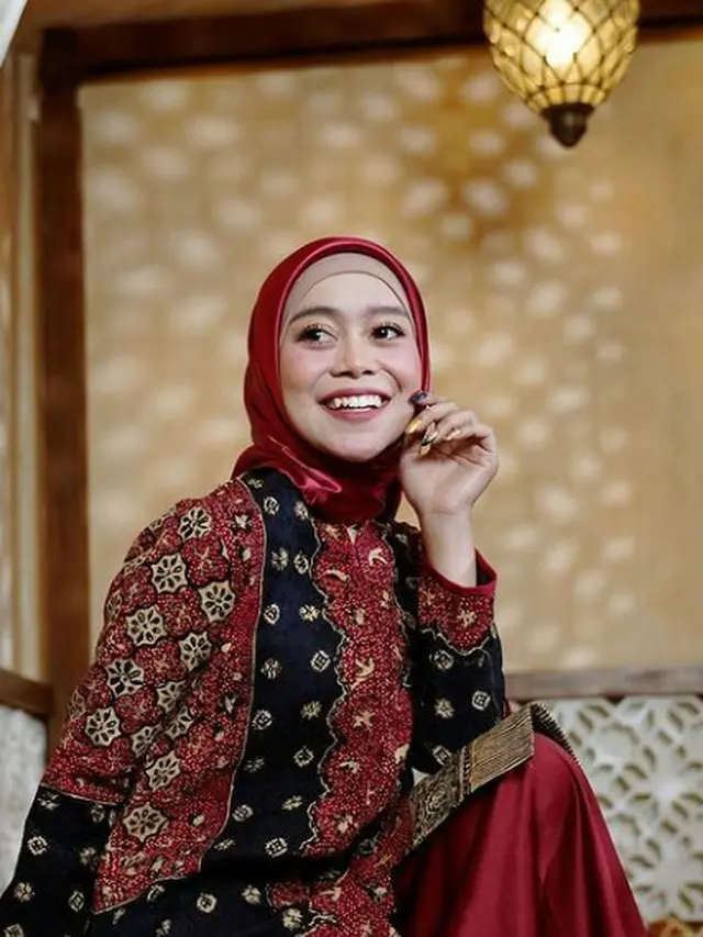 7 Gaya Hijab Segi Empat Trend Terbaru ala Seleb Tanah Air, Aurel-Lesti Kejora