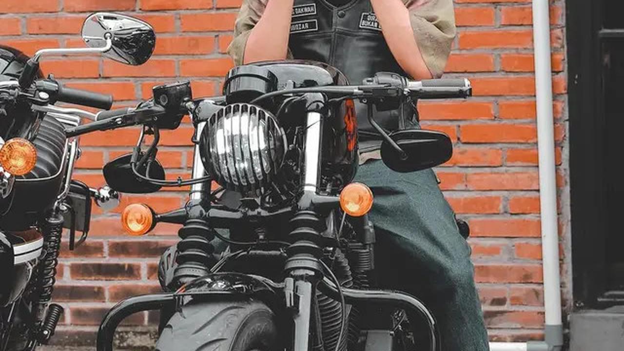 Dalam potret lain, Abidzar berpose di atas moge dengan outfit kasual yang membuatnya terlihat sebagai seorang gentleman yang penuh pesona.