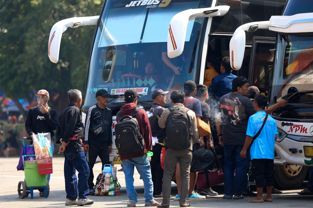 FOTO: Pemudik Padati Terminal Kampung Rambutan Menjelang Lebaran