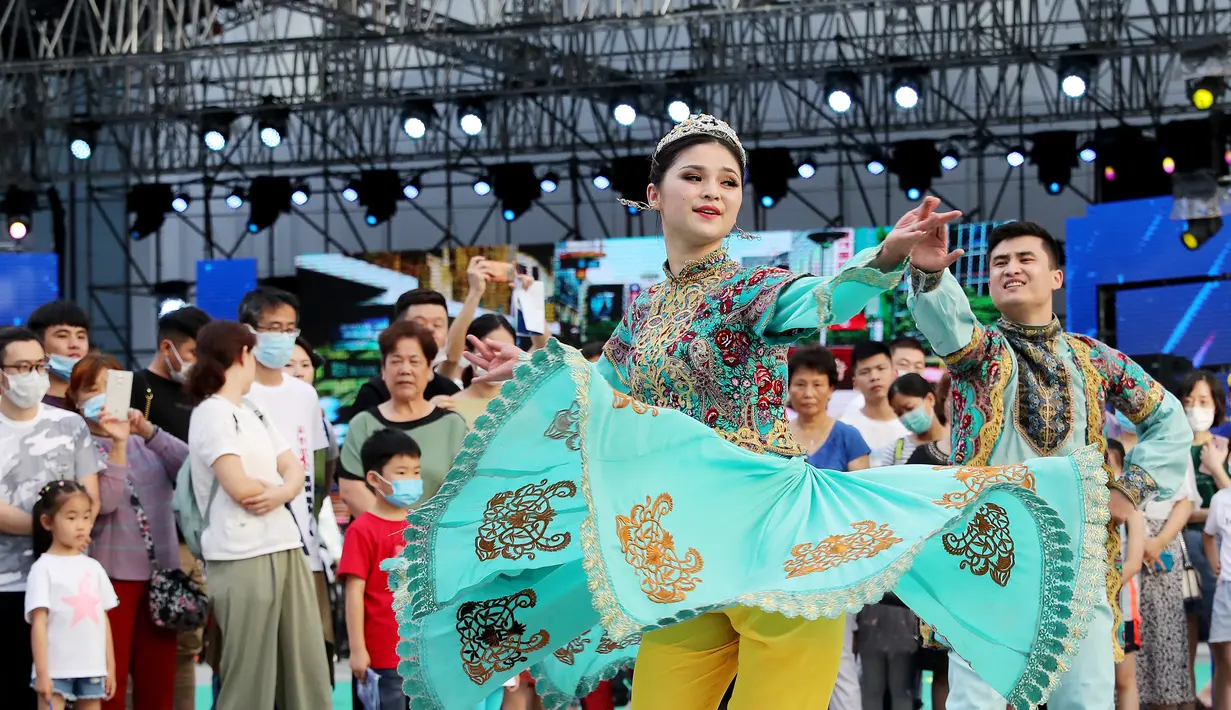 Orang-orang menikmati pertunjukan dalam sebuah acara tematik yang diadakan di Pusat Pameran dan Konvensi Nasional di Shanghai, China timur (6/6/2020). Shanghai menggelar festival malam mulai Sabtu (6/6) untuk meningkatkan perekonomian malam kota tersebut. (Xinhua/Fang Zhe)