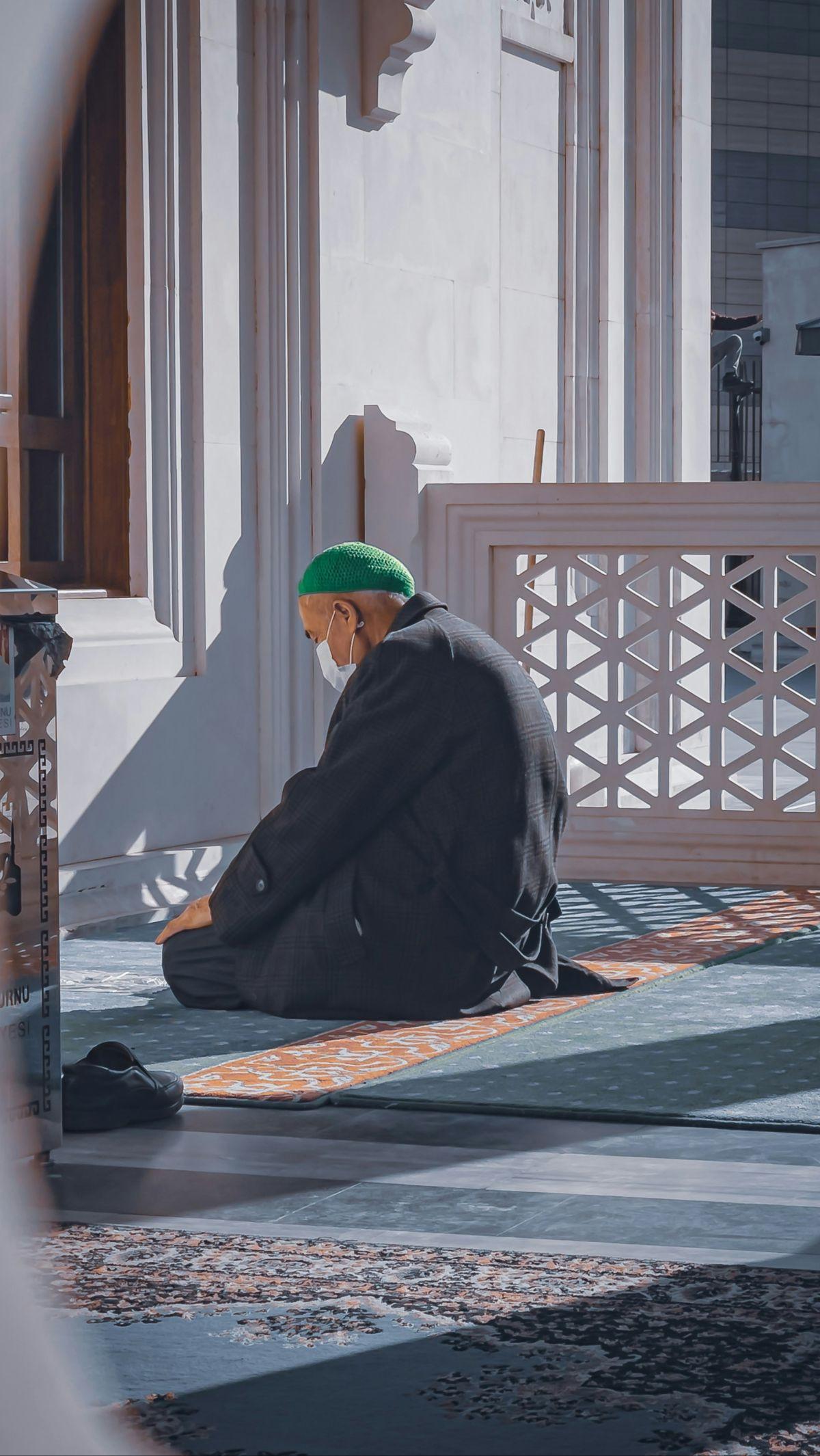 Artinya: "Ya Allah, aku mohon rahmat-Mu dan sarana pengampunan-Mu, keselamatan dari setiap dosa.<br><br>Manfaat dari setiap perbuatan baik, kesuksesan dalam mencapai surga-Mu, dan pembebasan dari api neraka."