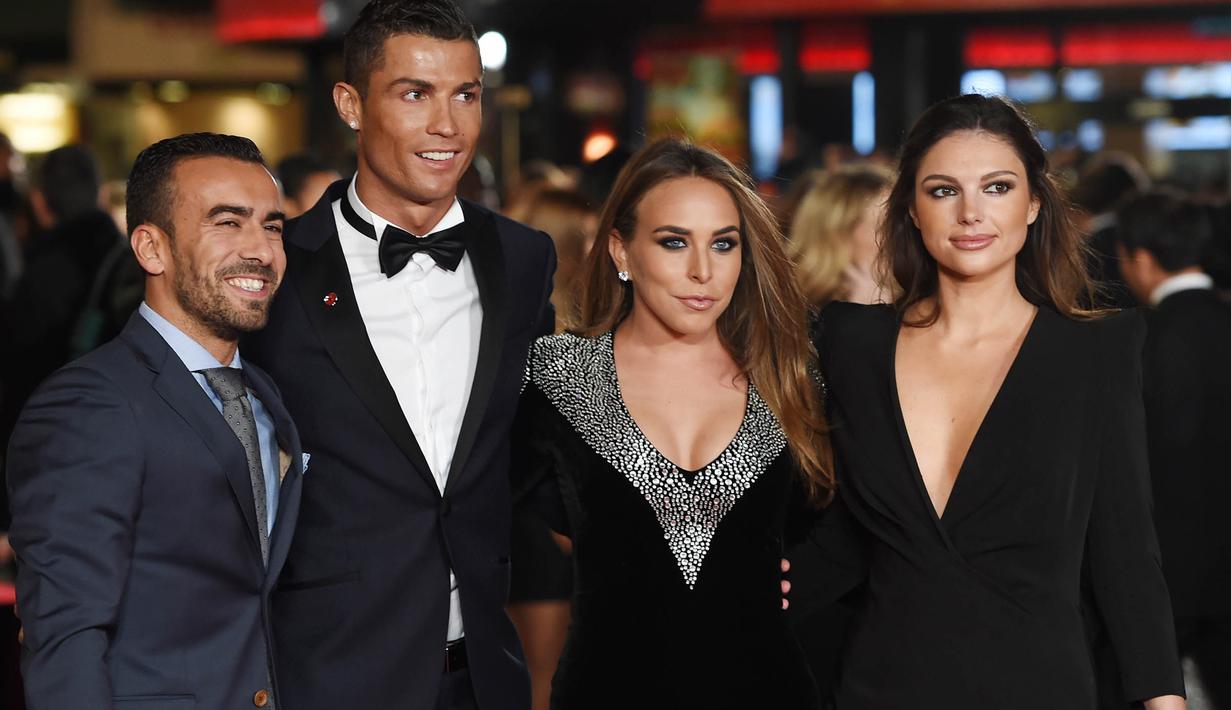 Pesepak bola Portugal, Cristiano Ronaldo foto bersama waniata-wanita cantik saat menghadiri pemutaran perdana film "Ronaldo" di Leicester Square, Inggris, Senin (9/11/2015). (EPA/Facundo Arrizabalaga)