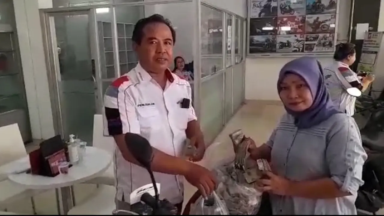 Darti penjual gorengan dari Kecamatan Muncar Banyuwangi membeli sepeda motor gunakan uang koin (Istimewa)