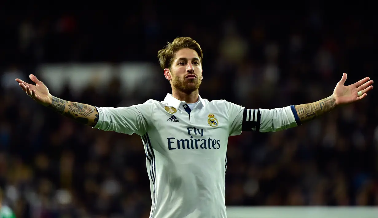 Bek Real Madrid, Sergio Ramos melakukan selebrasi usai mencetak gol ke gawang Real Betis pada lanjutan La Liga Spanyol di Stadion Bernabeu, Madrid, (13/3). Ramos menjadi penentu kemenangan Real Madrid atas Real Betis  2-1.  (AFP Photo / Gerard Julien)