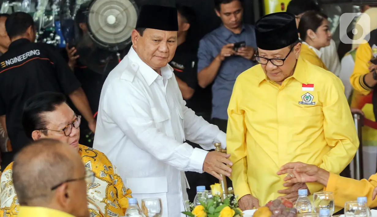 Prabowo juga menyempatkan menyapa para sesepuh Partai Golkar. (Liputan6.com/Angga Yuniar)