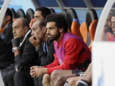 Striker Mesir, Mohamed Salah, tampak tegang saat menyaksikkan pertandingan antara Mesir kontra Uruguay pada laga Piala Dunia di Stadion Ekaterinburg, Jumat (15/6/2018). Mohamed Salah tidak dimainkan karena masih cedera. (AP/Mark Baker)