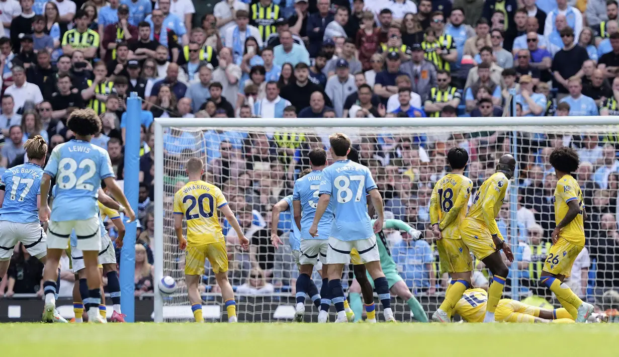 Pemain Manchester City, Kevin De Bruyne (kiri) mencetak gol melalui tendangan bebas ke gawang Leicester dalam laga lanjutan Liga Inggris 2024/2025 di Etihad Stadium, Manchester, Inggris, Sabtu (12/04/2025) waktu setempat. (AP Photo/PA/Martin Rickett)