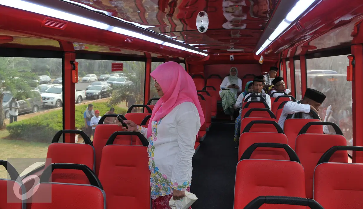 Sejumlah orang saat mencoba kenyamanan bus tingkat buatan Jerman ini saat Hari Ulang Tahun Ke-488 Kota Jakarta, Senin (22/6/2015). Kado tersebut berupa sumbangan satu bus tingkat dari PT Coca-Cola Indonesia. (Liputan6.com/Herman Zakharia)