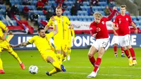 Striker Norwegia, Erling Braut Haaland, melepaskan tendangan ke gawang Rumania pada laga UEFA Nations League di Stadion Ullevaal, Minggu (11/10/2020). Norwegia menang dengan skor 4-0. (Vidar Ruud /NTB scanpix via AP)