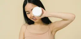 Tidak hanya disebabkan oleh deodoran atau iritasi, kulit ketiak yang menghitam juga disebabkan oleh pola hidup yang tidak sehat seperti merokok. (Foto/dok: Pexels/SHVETS production)