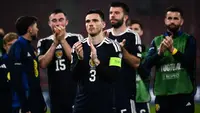 Bek sekaligus kapten Skotlandia #03, Andrew "Andy" Robertson (tengah), memimpin rekan-rekan setimnya memberi salam kepada para penggemar di akhir pertandingan kualifikasi Grup C Piala Dunia FIFA 2026 antara Yunani dan Skotlandia di Stadion Karaiskakis, Piraeus, pada 15 November 2025. (Angelos TZORTZINIS/AFP)