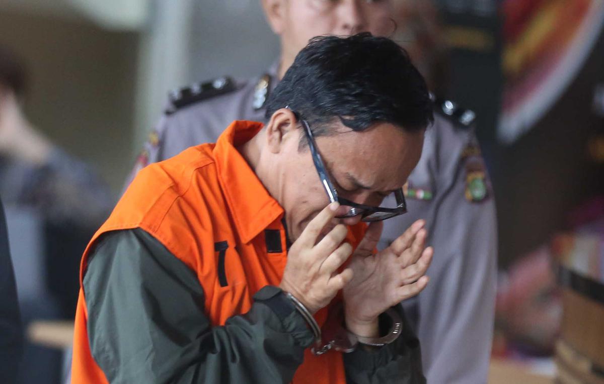 FOTO:  Wamenaker Immanuel Ebenezer Menangis Usai Ditetapkan Tersangka Kasus Sertifikat K3