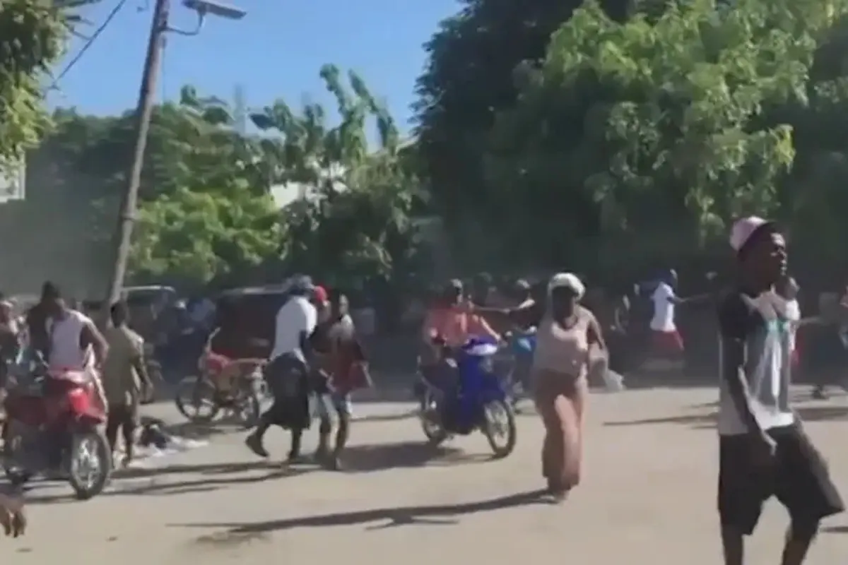 Orang-orang terlihat melarikan diri dari kekerasan geng bersenjata di Haiti dengan sepeda motor dan berjalan kaki. (AP)