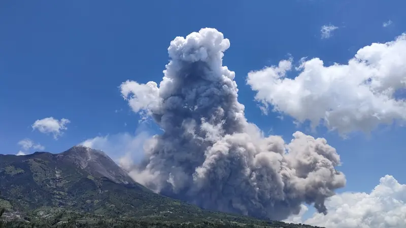 Terjadi Awan Panas Guguran di Gunung Merapi, pada 11 Maret 2023 pukul 12.12 WIB ke arah Kali Bebeng/Krasak. (Dok. BNPB)