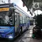 Bus listrik Transjakarta tiba di Terminal Blok M, Jakarta, Kamis (4/11/2021). Uji coba bus listrik Transjakarta dilakukan seiring pemberlakuan PPKM Level 1 di Jakarta dengan menerapkan protokol kesehatan serta menunjukkan sertifikat vaksinasi COVID-19. (merdeka.com/Iqbal S. Nugroho)