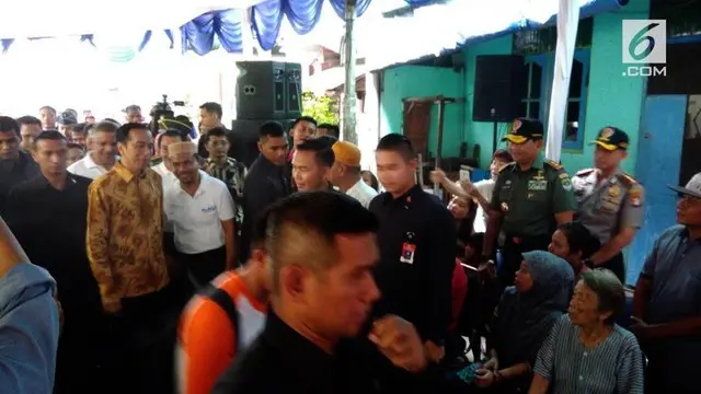 Menyusuri Gang Sempit, Jokowi Bagikan Paket Sembako di Penjaringan
