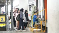 Masyarakat menaiki kereta api