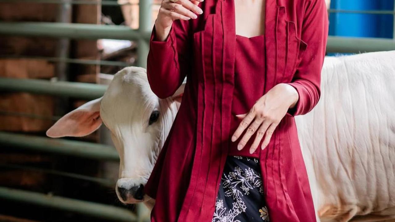 Maudy Koesnaedi Seru-Seruan di Aviary DeHakim, Kenalan dengan Salsa si Sapi hingga Kagum dengan Hutan Mini di Tengah Kota!