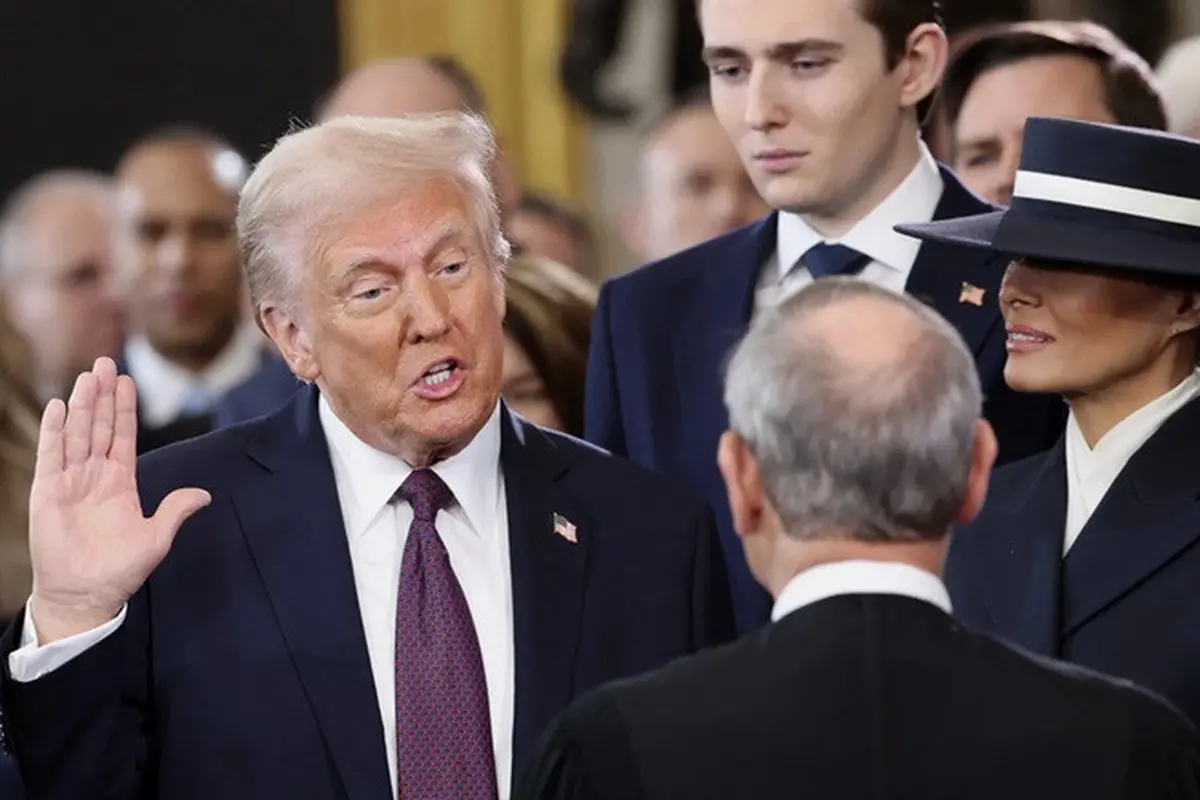 Donald Trump saat dilantik sebagai presiden ke-47 Amerika Serikat. Pelantikan Trump berlangsung di Rotunda Gedung Capitol AS, Washington DC, Senin (20/1/2025).