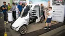 Tampilan futuristik dari sepeda kargo yang dipajang dalam pameran sepeda di Berlin, Jerman (15/4). Pameran ini merupakan rangkaian pameran VELOBerlin 2018 yang digelar di bandara Tempelhof. (AFP / Odd Andersen)