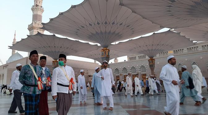 Jemaah haji Indonesia di Masjid Nabawi, Madinah usai melaksanakan sholat subuh. Foto: Darmawan/MCH