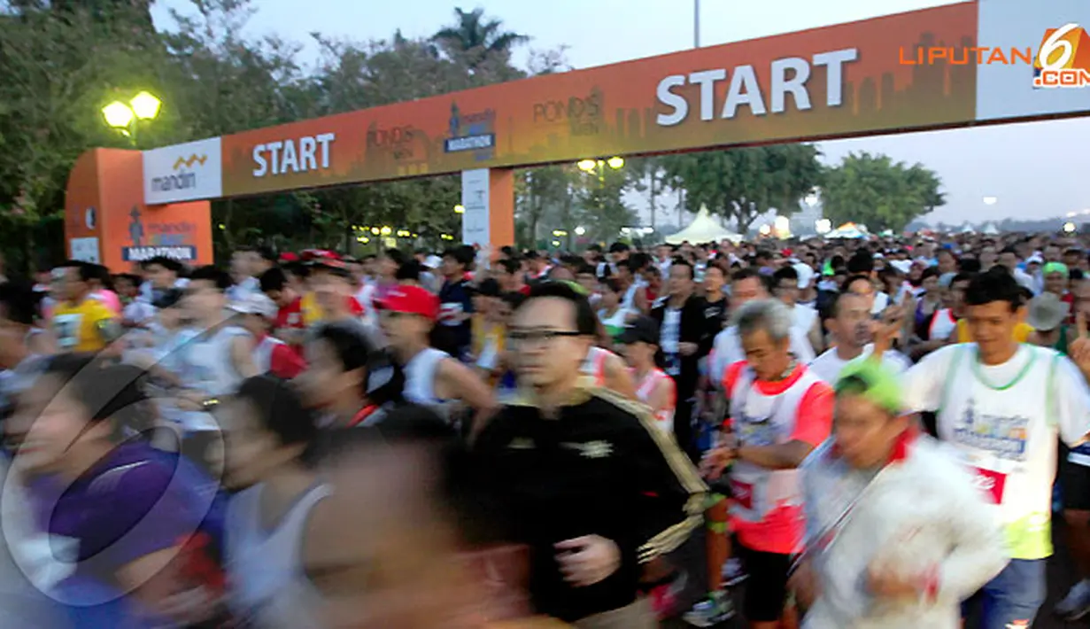 Peserta Jakarta Maraton 2013 melakukan start. Dalam perlombaan ini terbagi menjadi full marathon sepanjang 42,195 km; half marathon 21 km, 10 km, dan 5 km; dan marathoonz atau children sprint 1,3 km (Liputan6.com/Andrian M. Tunay).