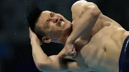 Pelompat indah Jepang Ken Terauchi bertanding dalam final Loncat indah putra 3 meter Springboard Olimpiade Tokyo 2020 di Tokyo Aquatics Center, Selasa (3/8/2021). (AP Photo/Dmitri Lovetsky)