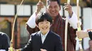 Pangeran Hisahito tertawa saat bermain panahan di stadion panahan nasional di Thimphu (19/8/2019). Pangeran Hisahito adalah anak ketiga dan putra satu-satunya Pangeran Akishino dan Putri Kiko, serta cucu terakhir dari Kaisar Akihito. (AFP Photo/Japan Out/Jiji Press)