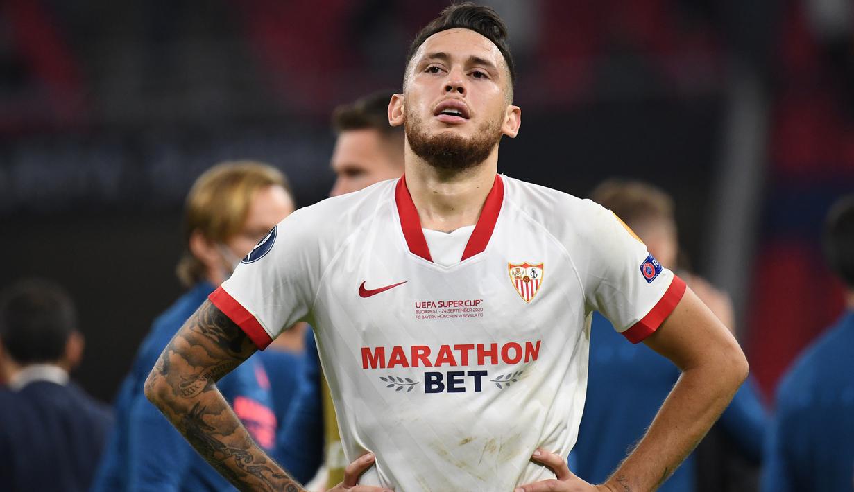 Pemain Sevilla, Lucas Ocampos, tampak kecewa usai dikalahkan Bayern Munchen pada laga Piala Super Eropa di Puskas Arena, Budapest, Jumat (25/9/2020) dini hari WIB. Sevilla kalah 1-2 oleh Bayern Munchen. (AFP/Tibor Illyes/pool)