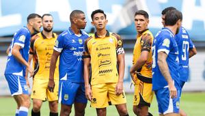 Bek Persija Jakarta, Rizky Ridho (nomor 5), gagal membawa timnya meraih kemenangan saat bersua Persib Bandung pada laga pekan ke-17 BRI Super League musim ini di Stadion Gelora Bandung Lautan Api (GBLA), Bandung, Minggu (11/1/2026) sore WIB. Dalam duel itu, Persija takluk 0-1 dari Persib. (Bola.com/Abdul Aziz)