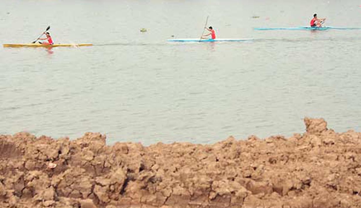 Pedayung melakukan uji coba arena dayung di sekitar Situ Cipule, Kecamatan Ciampel, Karawang, Jabar, yang akan menjadi tempat perlombaan dayung pada SEA Games 2011. (Antara).