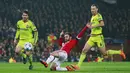 Pemain Manchester United Juan Mata berebut bola dengan para pemain CSKA Moscow pada lanjutan Liga Champion Grup B di Stadion Old Trafford, Manchester, Inggris , Rabu(4/11/2015) dini hari. (Action Images via Reuters / Jason Cairnduff)