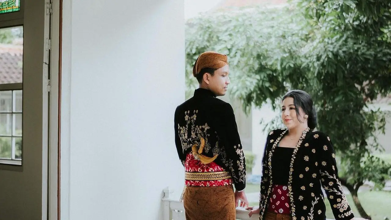 8 Foto Prewedding Khas Ningrat Nessie Judge dan Suami dengan Busana Jawa, Warganet Sebut Vibes Horornya Dapet Banget