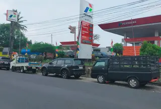 Antrean kendaraan di sejumlah Stasiun Pengisian Bahan Bakar Umum (SPBU) di Kota Bandar Lampung semakin mengular dalam beberapa pekan terakhir. (Liputan6.com/Ardi Munthe).