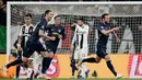 Gelandang Manchester United, Juan Mata, merayakan gol yang dicetaknya ke gawang Juventus pada laga Liga Champions di Stadion Allianz, Turin, Rabu (7/11). Juventus kalah 1-2 dari MU. (AFP/Marco Bertorello)