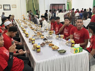Euforia keberhasilan Malut United mendapatkan tiket promosi ke Liga 1 2024/2025 setelah menempati peringkat ketiga Pegadaian Liga 2 2023/2024 terus berlanjut. Usai mendapatkan sambutan hangat di Ternate, skuad Laskar Kie Raha melanjutkan perjalanan ke Tidore, Jumat (15/3/2024) petang WIT untuk disambut oleh Sultan Tidore, H. Husain Syah dalam sebuah jamuan berbuka puasa bersama dengan keluarga Kesultanan Tidore di Kedato Kie, atau istana kesultanan Tidore. (Bola.com/Hery Kurniawan)