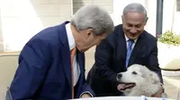 PM Israel Benjamin Netanyahu saat mengenalkan anjingnya Kaiya kepada Menlu AS John Kerry (Reuters)
