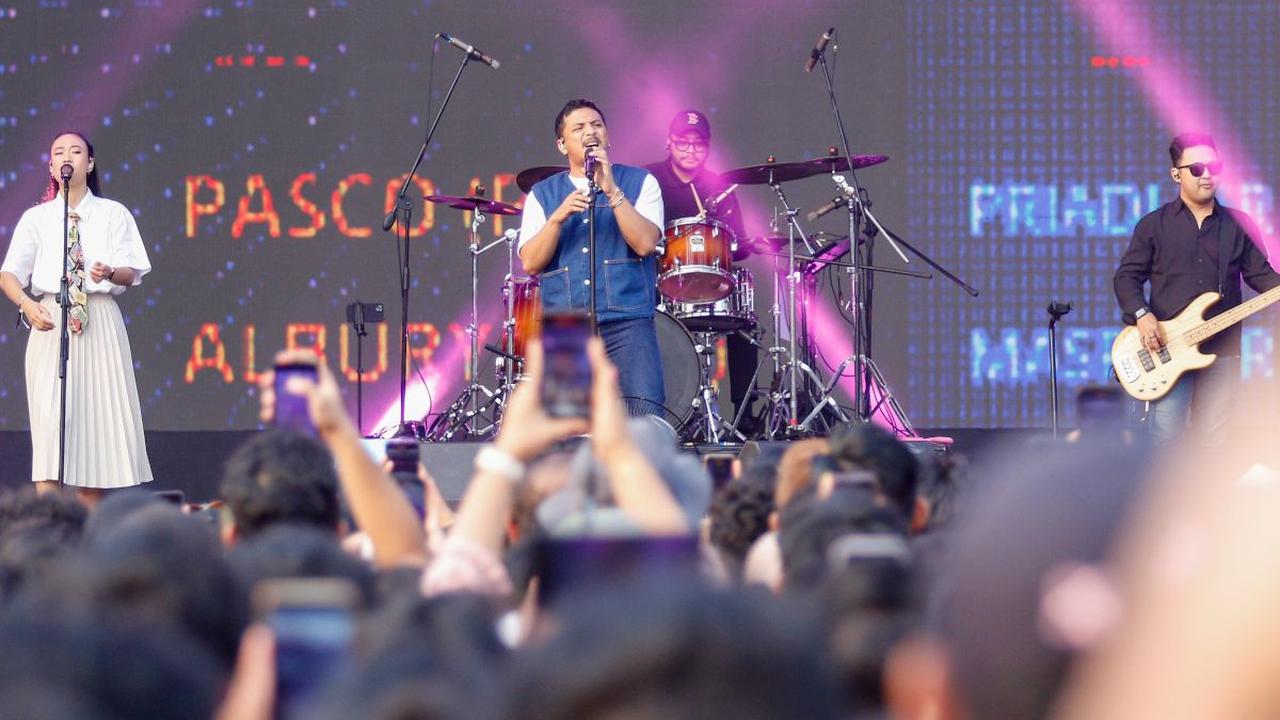 Penyanyi Sal Priadi sukses mengguncang panggung utama The Sounds Project Vol. 7 di Ecovention & Ecopark Ancol, Jakarta, pada Minggu (11/8/2024). Sal tampil dengan sejumlah lagi andalan, termasuk 'Dari Planet Lain' dan 'Gala Bunga Matahari', yang belakanga
