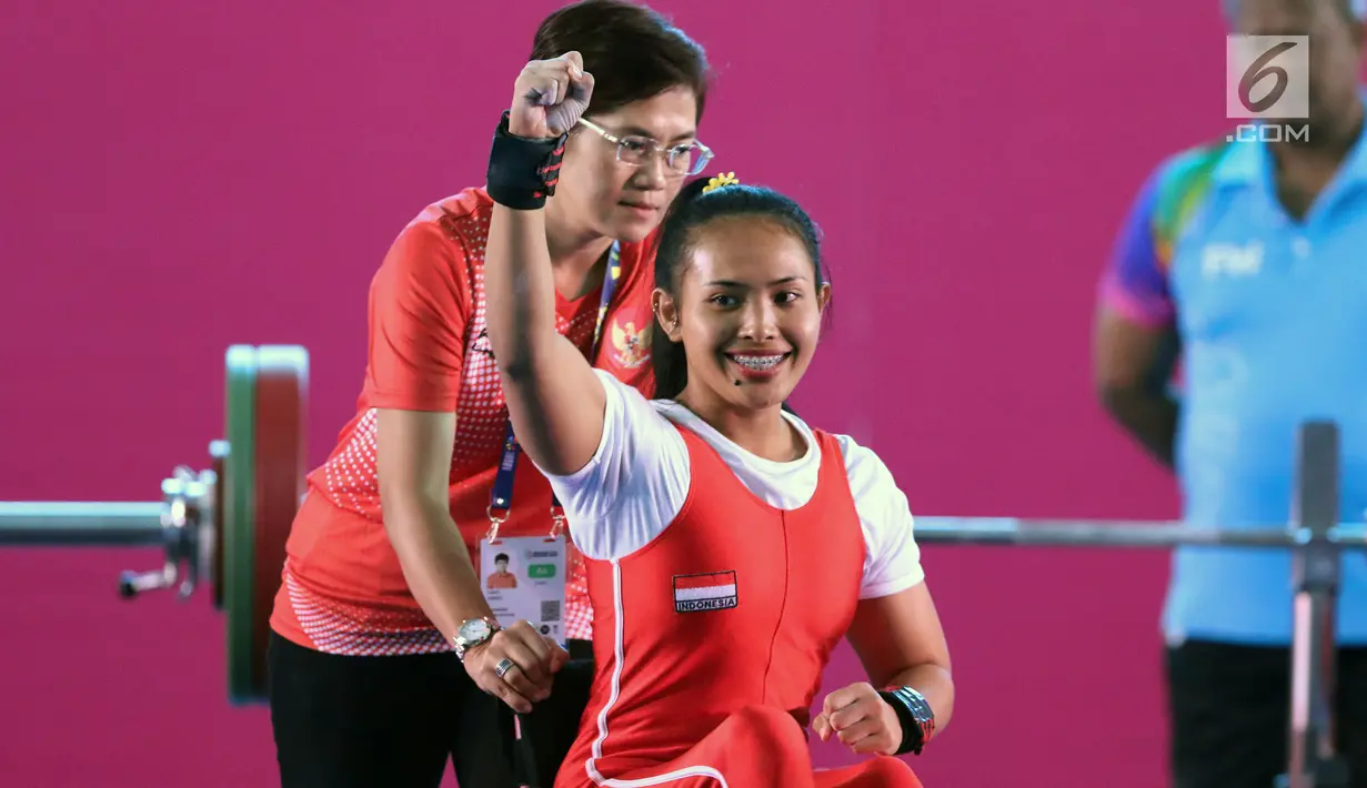 Atlet Para Powerlifting Indonesia, Ni Nengah Widiasih usai melakukan angkatan pada Asian Para Games 2018 di Jakarta, Minggu (7/10). Ni Nengah berhasil menyumbang perak perdana untuk Indonesia di Asian Para Games 2018. (Liputan6.com/Helmi Fithriansyah)