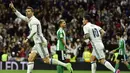 Bintang Real Madrid, Cristiano Ronaldo, merayakan gol yang dicetaknya ke gawang Real Betis. Pada penghujung babak pertama Los Blancos berhasil menyamakan kedudukan menjadi 1-1 melalui gol dari CR 7. (AFP/Gerard Julien)